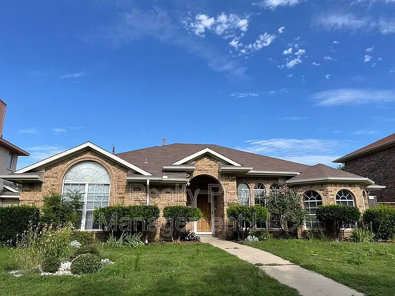 1304 Rosewood Ln — Photo 1
