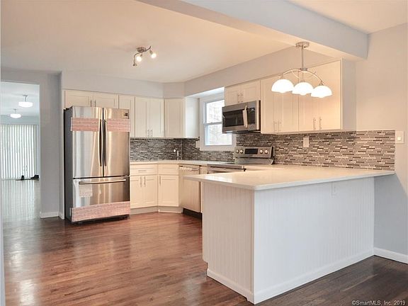 3rd image of 33 Capitol Dr