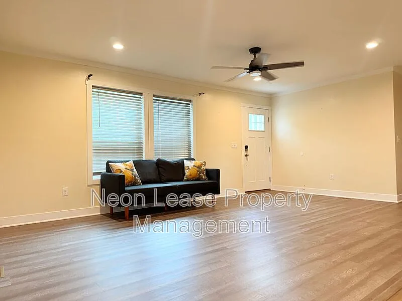 4 bed, 2.5 bath, 1700 sqft, $2,300 — Photo 2