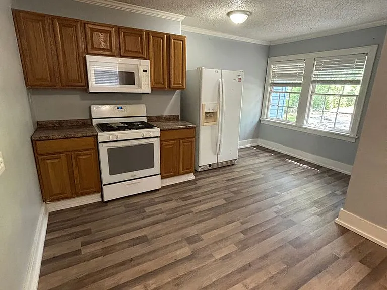 127 E Olive St — Photo 3