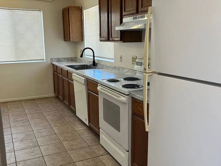 3028 N Corrine Dr — Photo 17