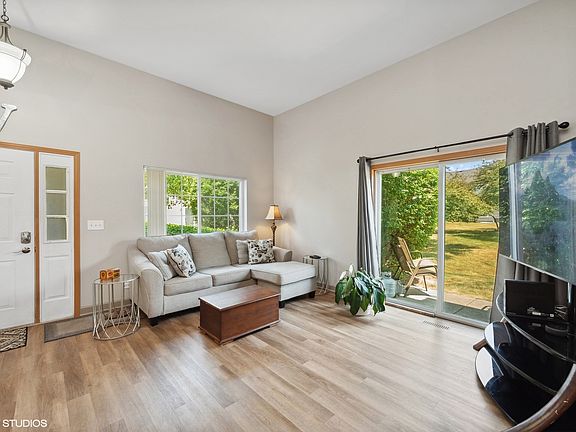 5th image of 235 Courtland Dr Unit A