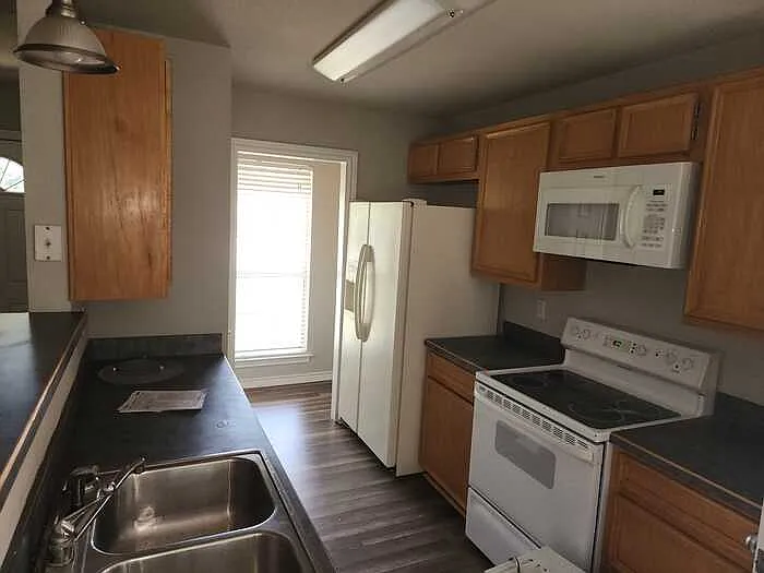 3 bed, 2.0 bath, 1190 sqft, $1,725 — Photo 4