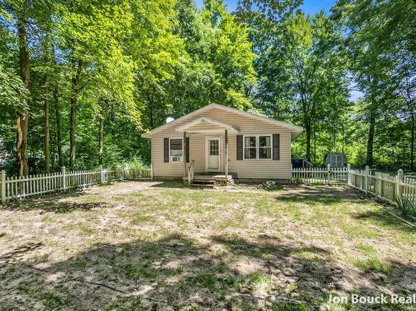 898 S Woodside Dr, White Cloud, MI 49349