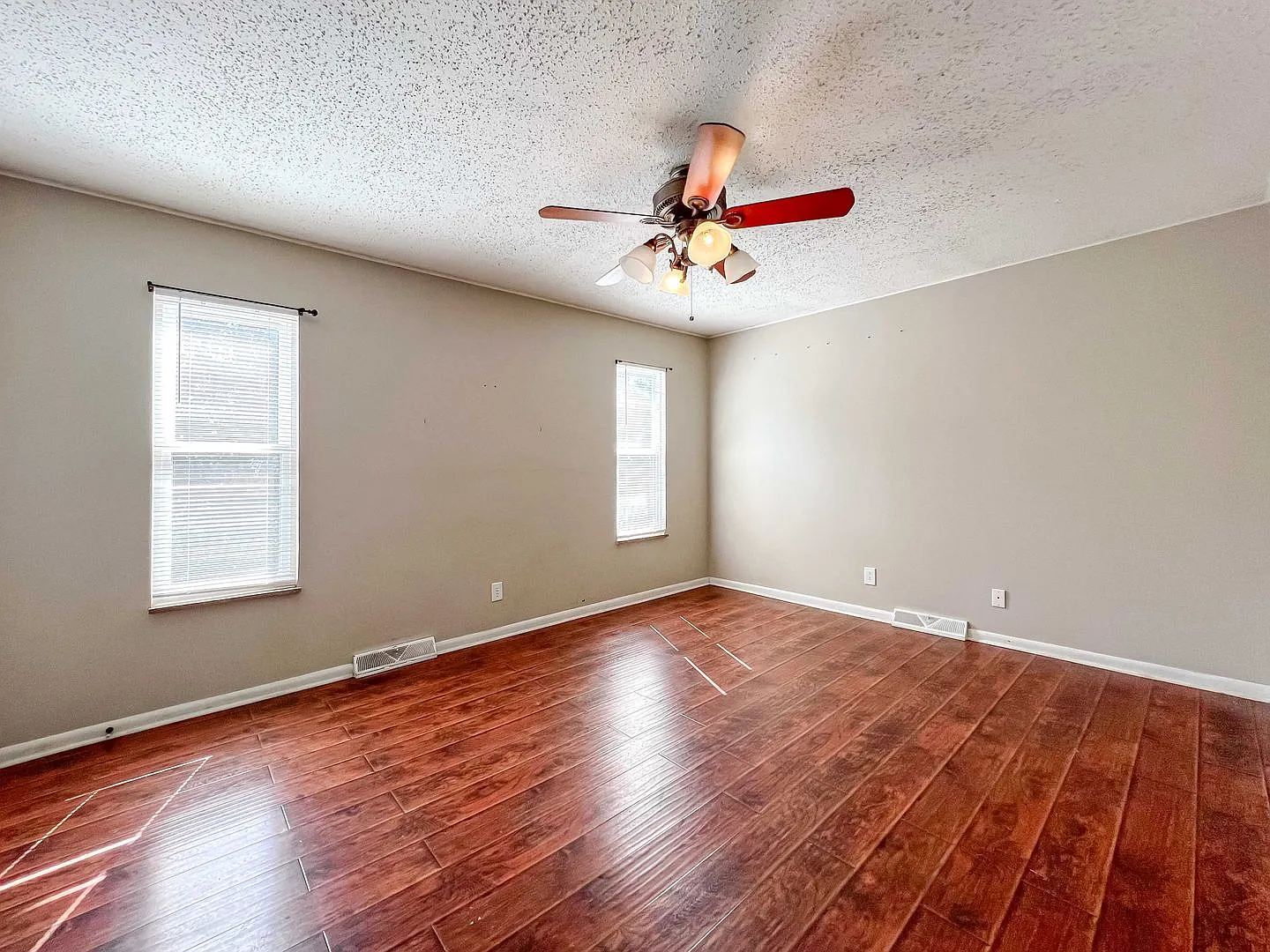 4-Bedroom Home with large fenced yard in Farragut — Photo 4