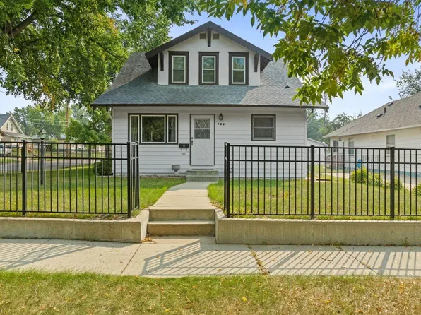 722 6th St NE, Minot, ND 58703