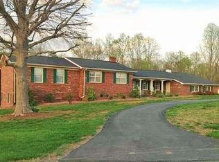 202 Holly Hill Dr, Mount Airy, NC 27030