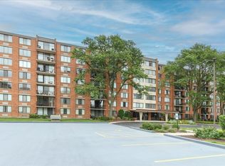 2000 Saint Regis Dr APT 6J, Lombard, IL 60148