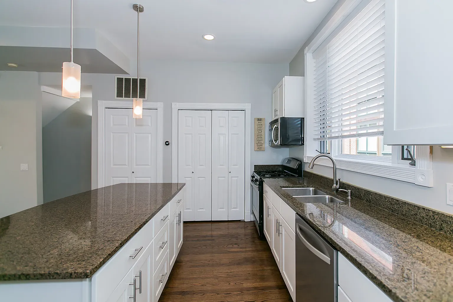 3 bed, 2.5 bath, 2400 sqft, $5,500 — Photo 2