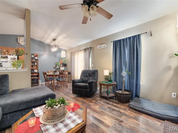 54 Silver Spur Dr, Winfield, MO 63389