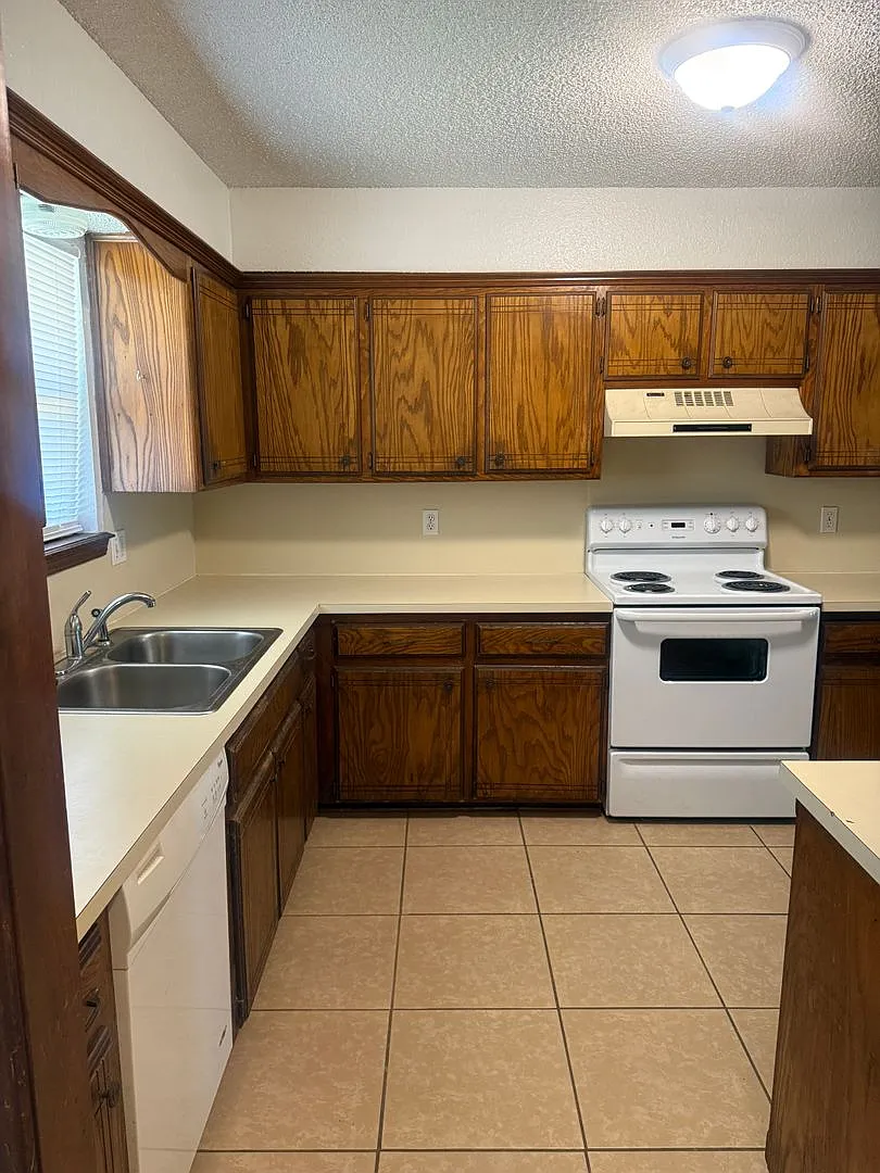 **3-Bedroom Duplex For Lease Yukon, Ok — Photo 3