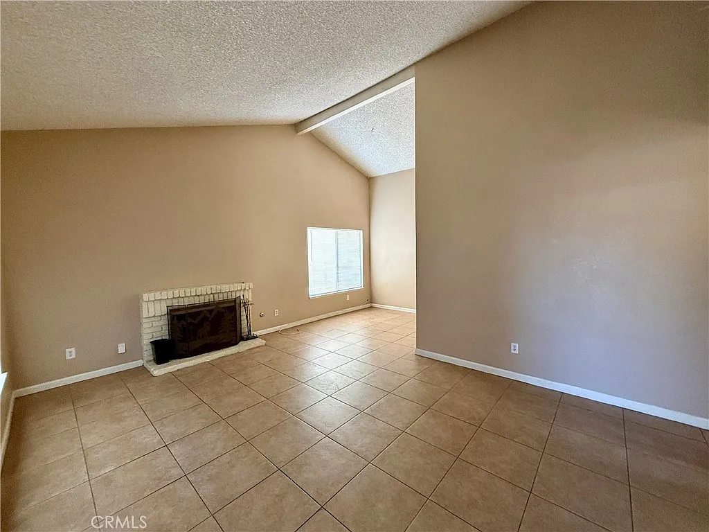 3 bed, 1372 sqft, $2,650 — Photo 3