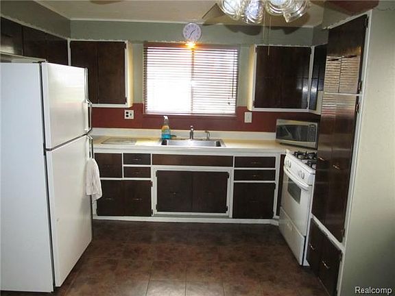 3rd image of 31260 Mackenzie Dr