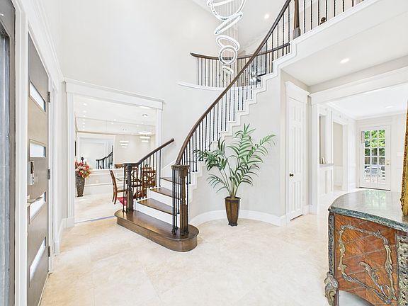 3rd image of 702 Daria Ct