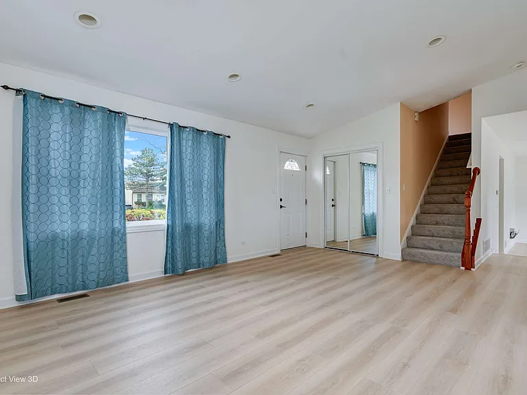 900 Ashford Ln — Photo 2