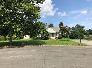 22 Bay Ct, Riverhead, NY 11901