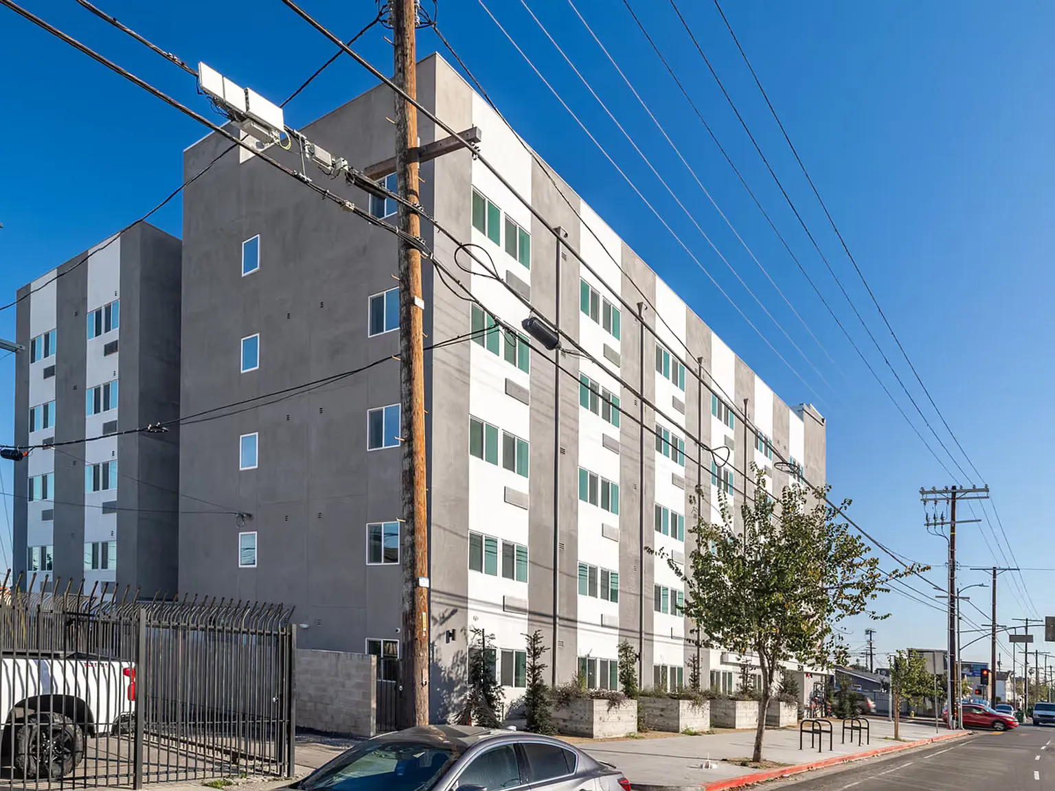 Gorgeous 1 bed/1 bath Apartments ~ LA City Section 8 Voucher Accepted! — Photo 3