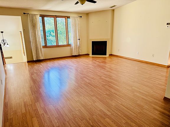 3rd image of 23 Little Oak Ln