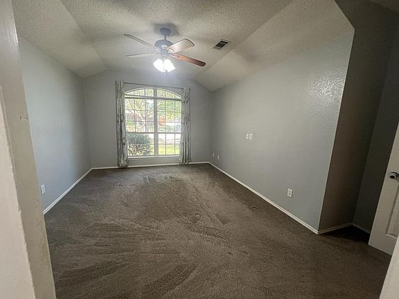 4th image of 1060 E Oak St