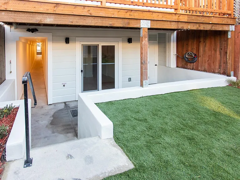 861 S Van Ness Ave — Photo 26