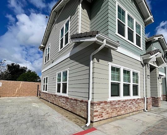 2nd image of 632 E Grand Ave