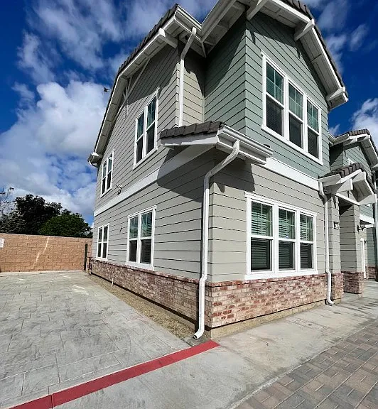 632 E Grand Ave — Photo 1