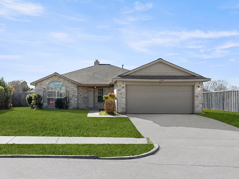 3709 Martha Ln — Photo 1