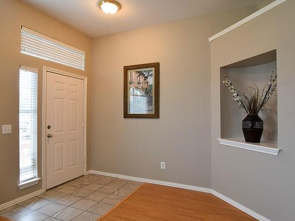 2nd image of 2105 Lilac Cir