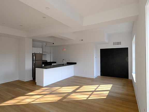 3rd image of 3148-3152 Richmond St #5