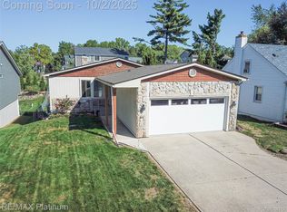 8426 Cooley Beach Dr, White Lake, MI 48386