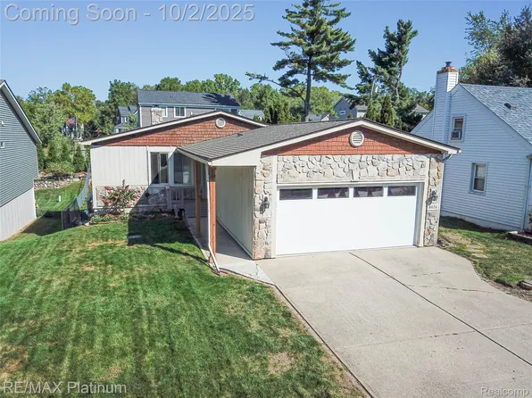 8426 Cooley Beach Dr, White Lake, MI 48386