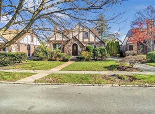 77 Berkshire Rd, Great Neck, NY 11023