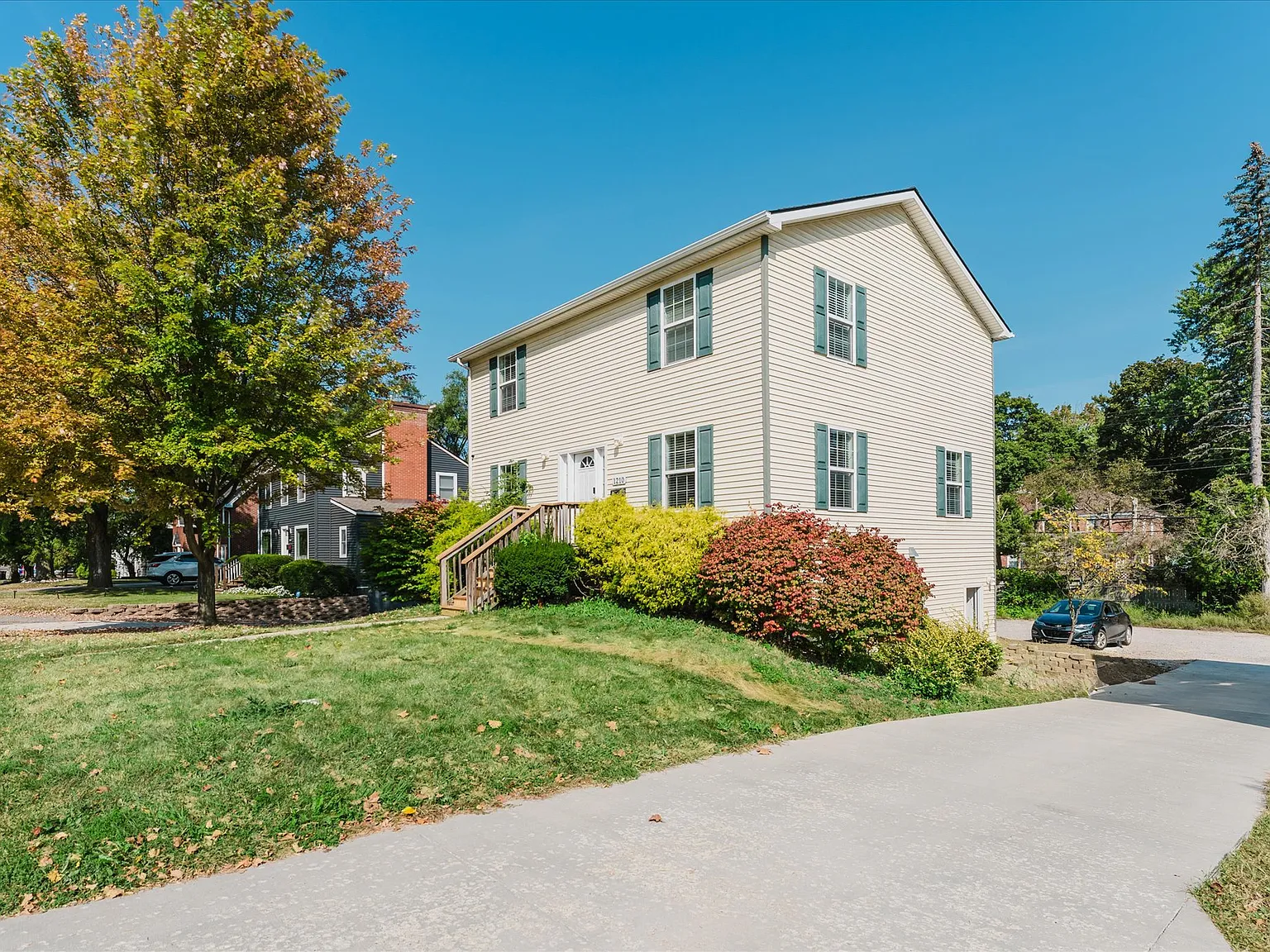 1210 Washtenaw Ave — Photo 2