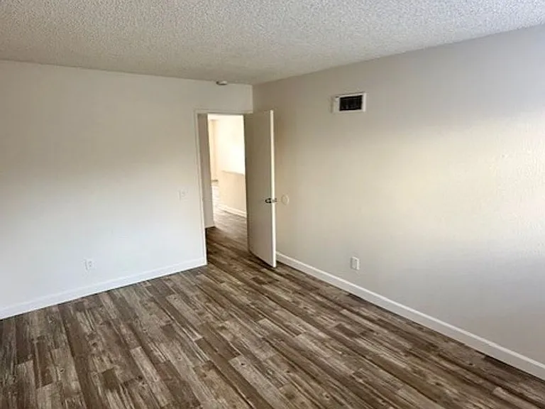 Anza Oaks Apartments — Photo 25