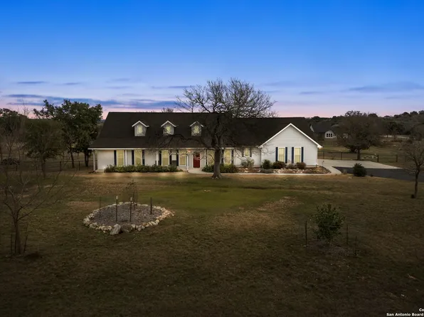 106 Abierto Cove Dr, Blanco, TX 78606