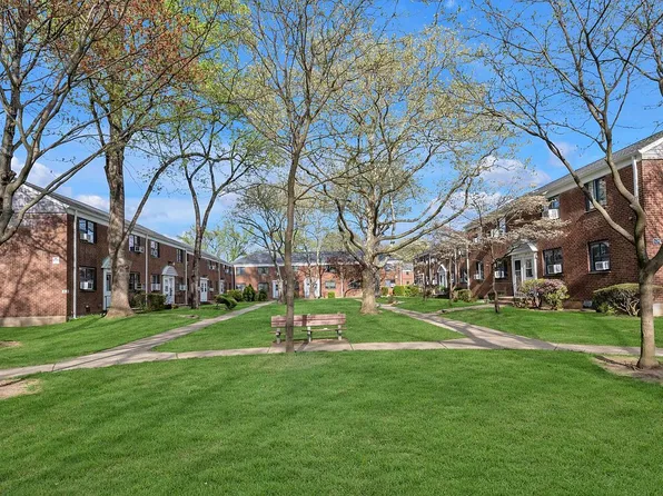 69-27 218th St #2, Oakland Gardens, NY 11364