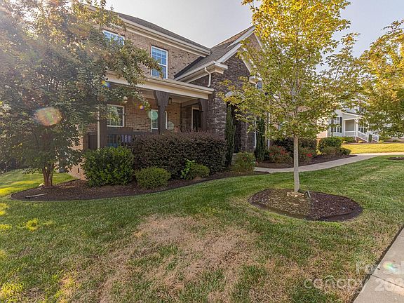 3rd image of 588 Penny Royal Ave