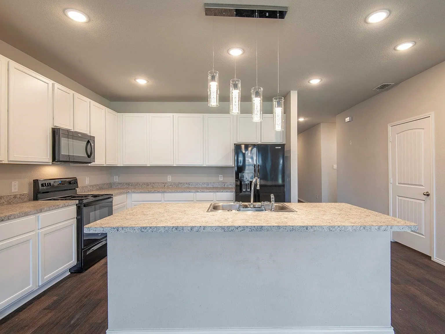 4 bed, 2.0 bath, 1942 sqft, $2,049 — Photo 4