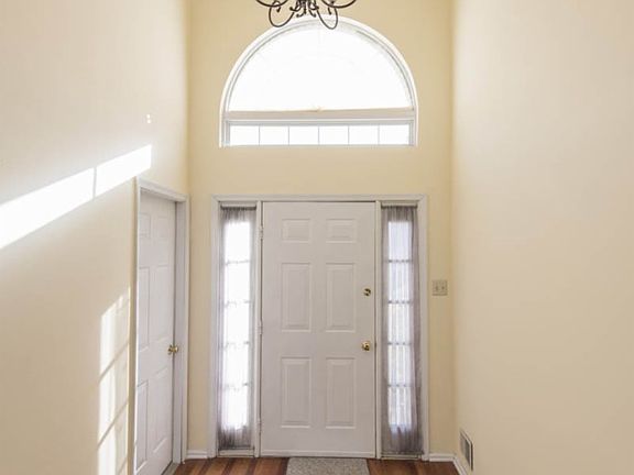 4th image of 4202 Somerset Ln