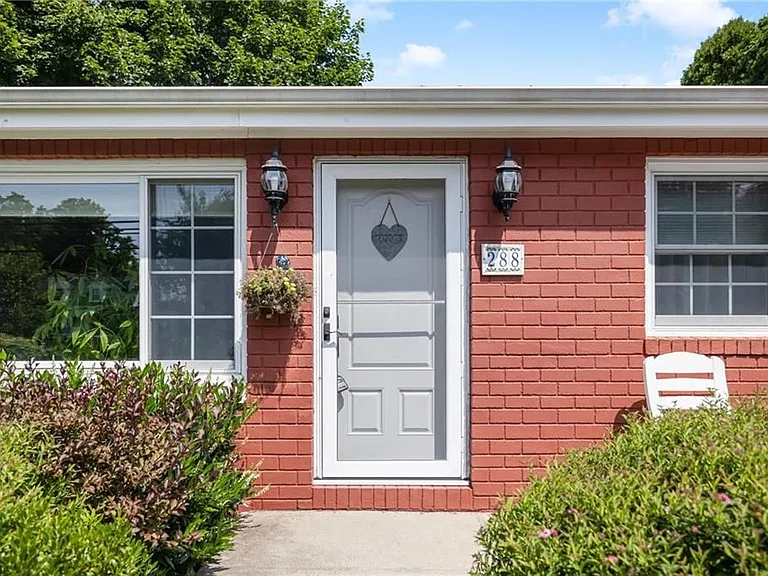 288 Green End Ave — Photo 3