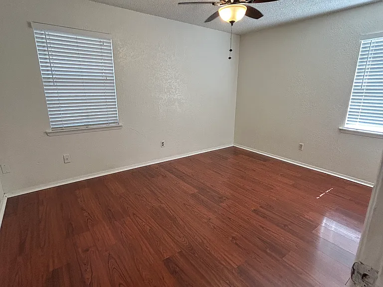401 Lena Ln — Photo 6