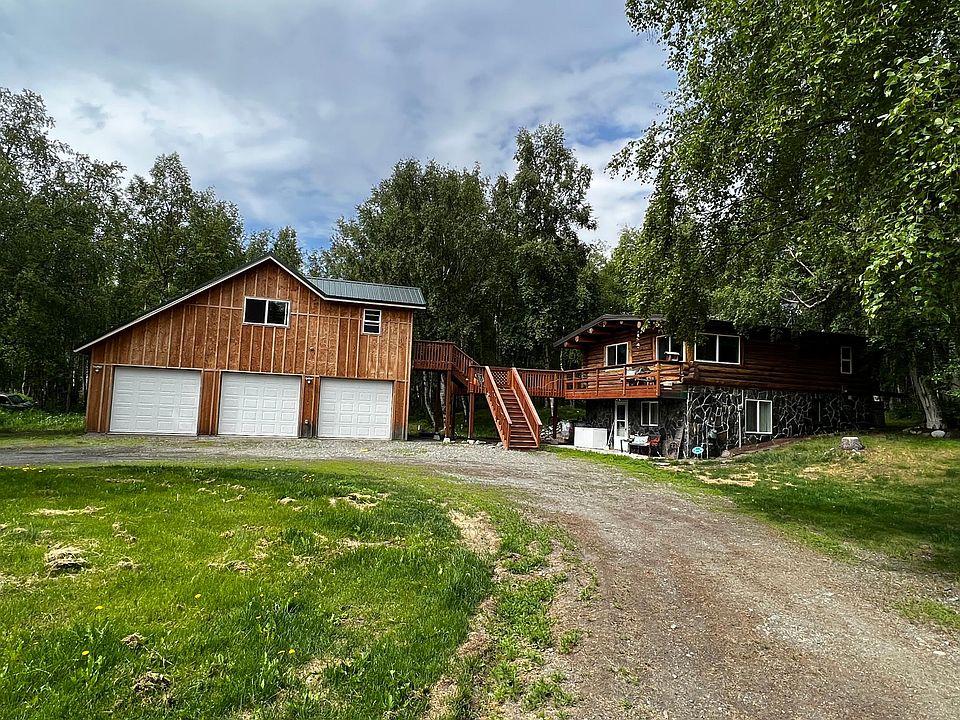 front side of property w/landlord home