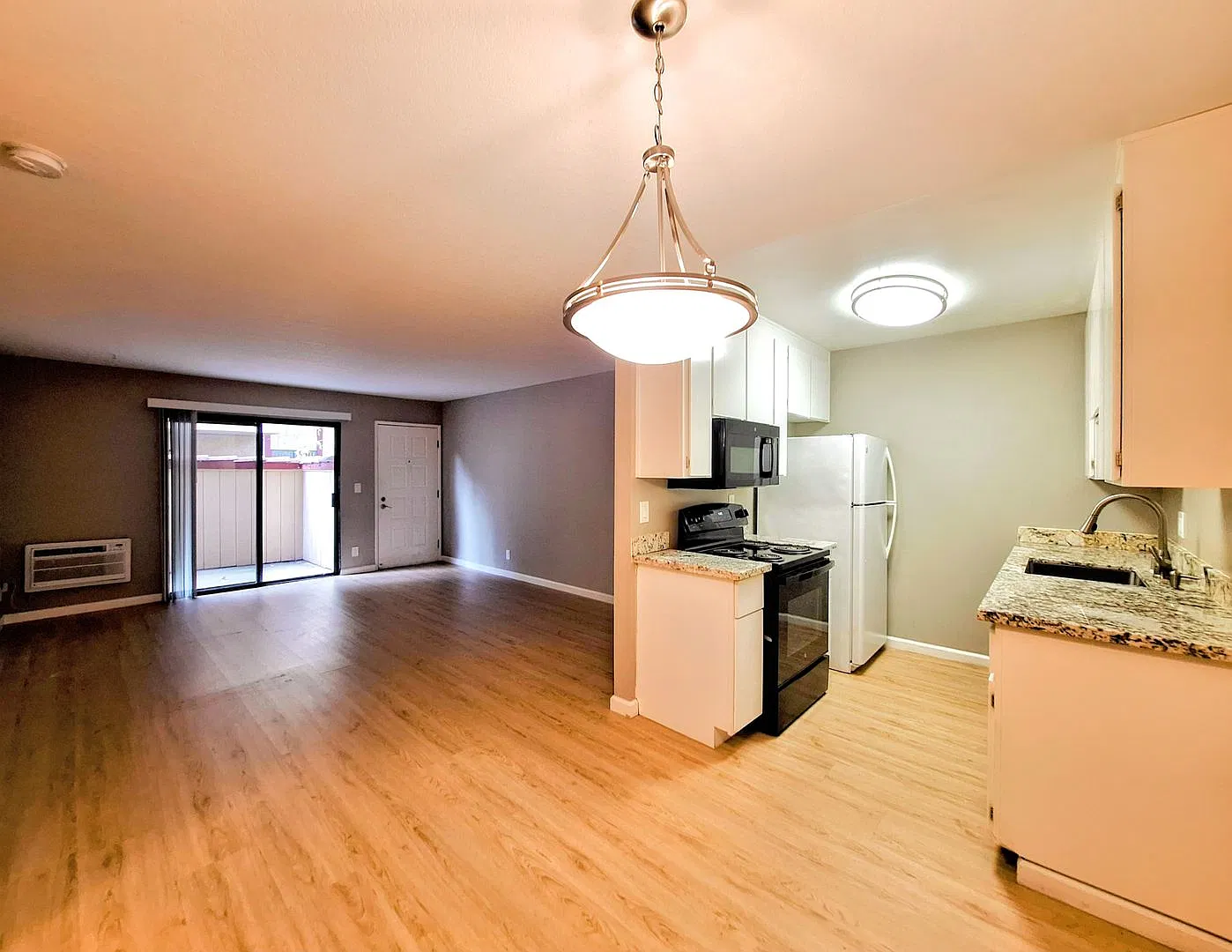 Beautifully Remodeled 1bd Condo With Pool & Caport — Photo 1