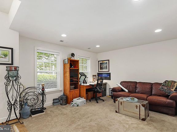 5th image of 133 Anthem Ave