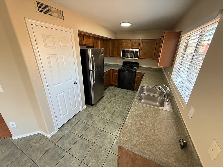 1457 E 10th Pl — Photo 15