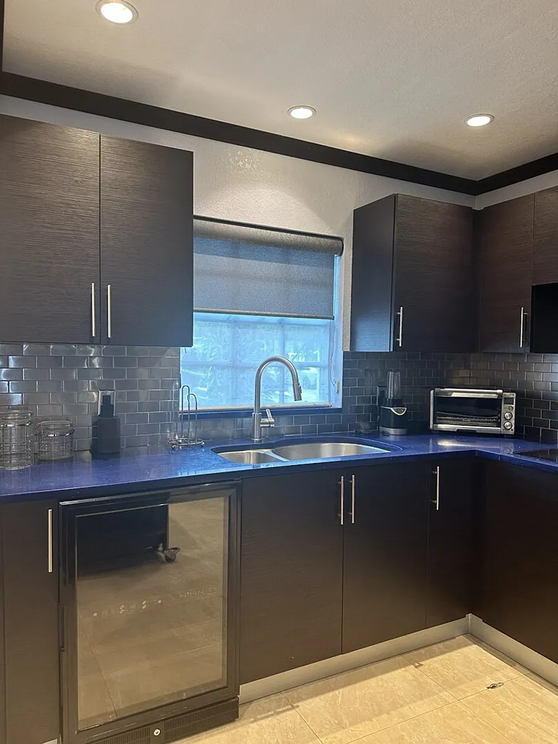 Fully Furnished Renovated Townhouse For 6 To 12 Months Rental — Photo 2