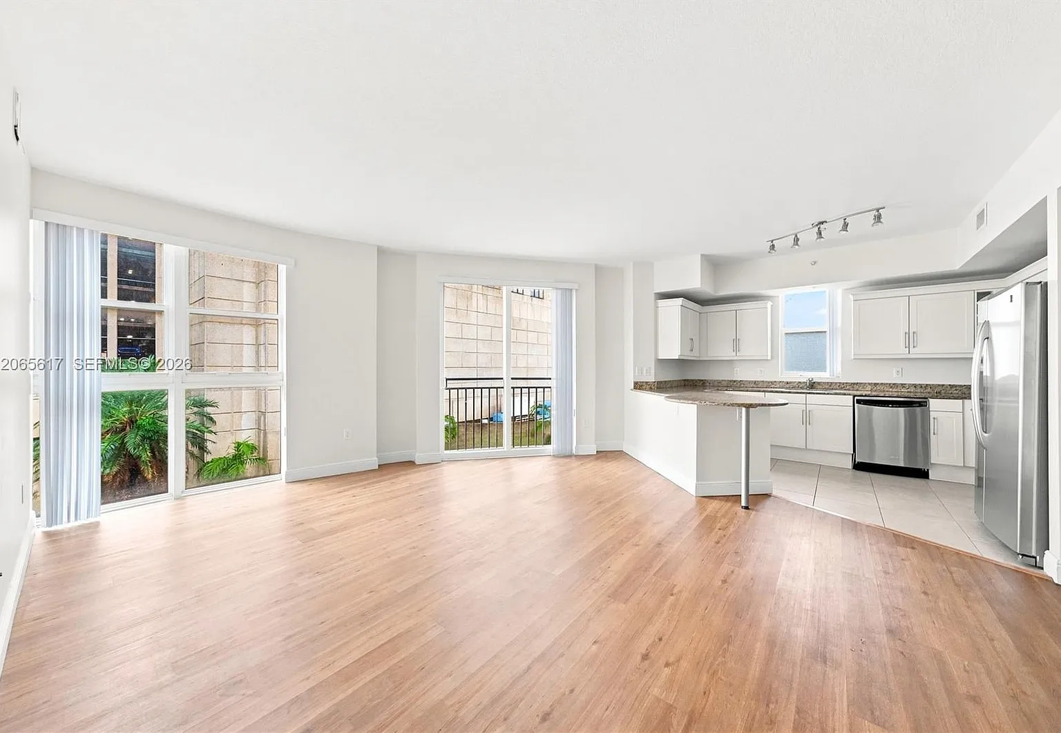 Downtown Dadeland Condo N — Photo 1
