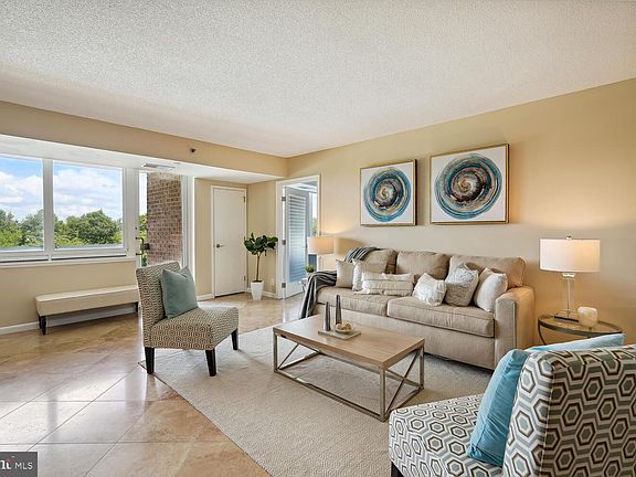 3rd image of 1805 Crystal Dr APT 508S