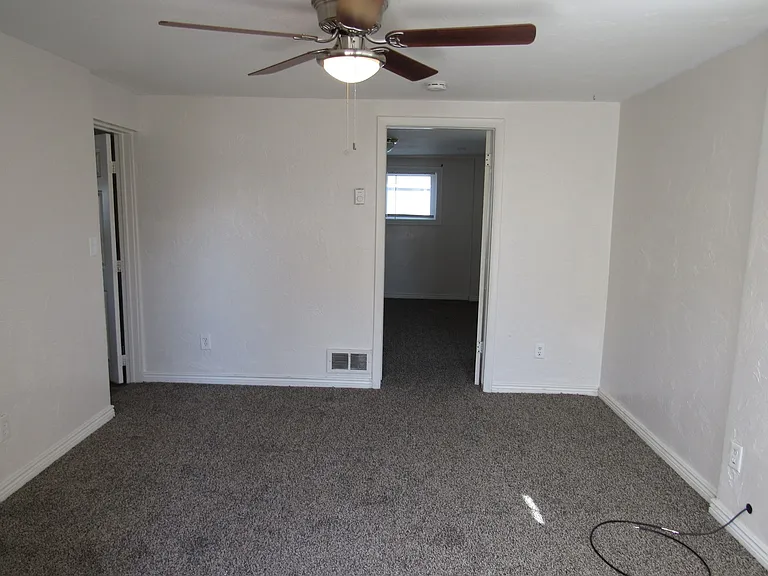 741 1/2 N Lincoln St — Photo 6