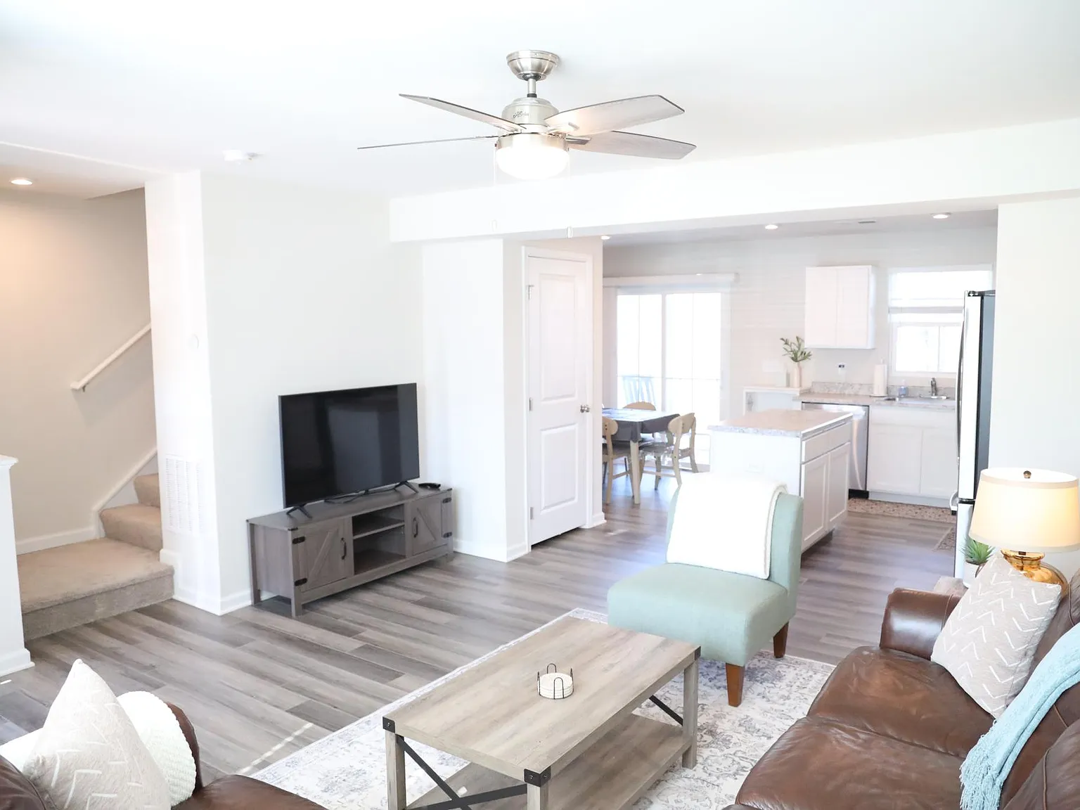3 bed, 2.5 bath, 1300 sqft, $1,600 — Photo 3